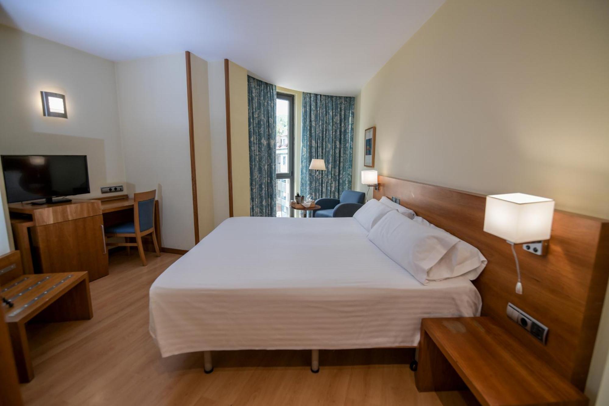 Hotel Mieres Del Camino ภายนอก รูปภาพ