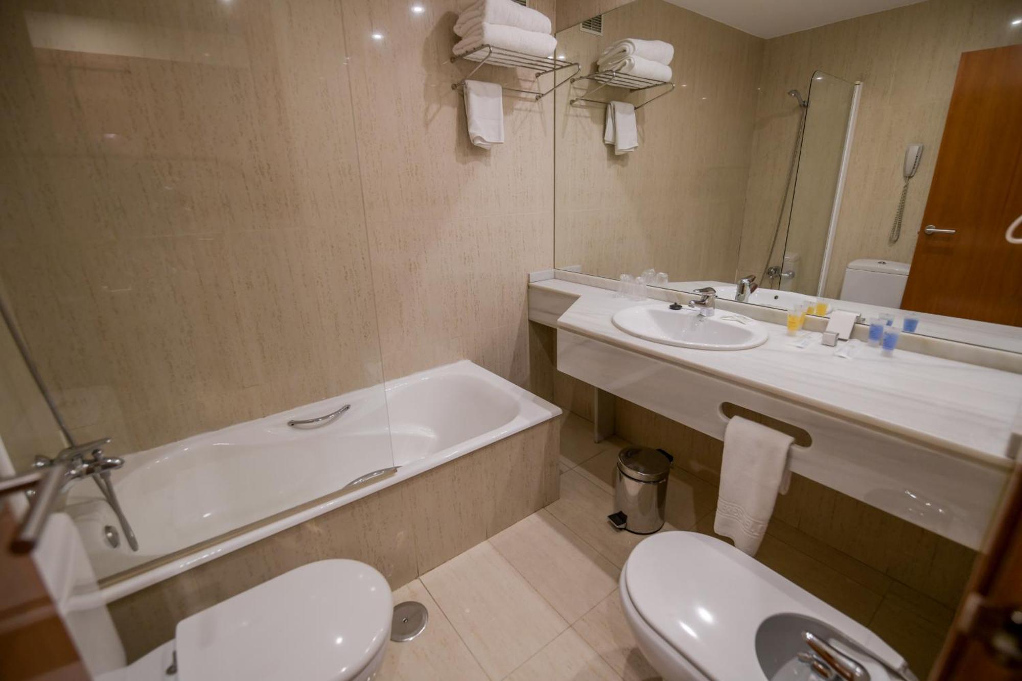 Hotel Mieres Del Camino ภายนอก รูปภาพ