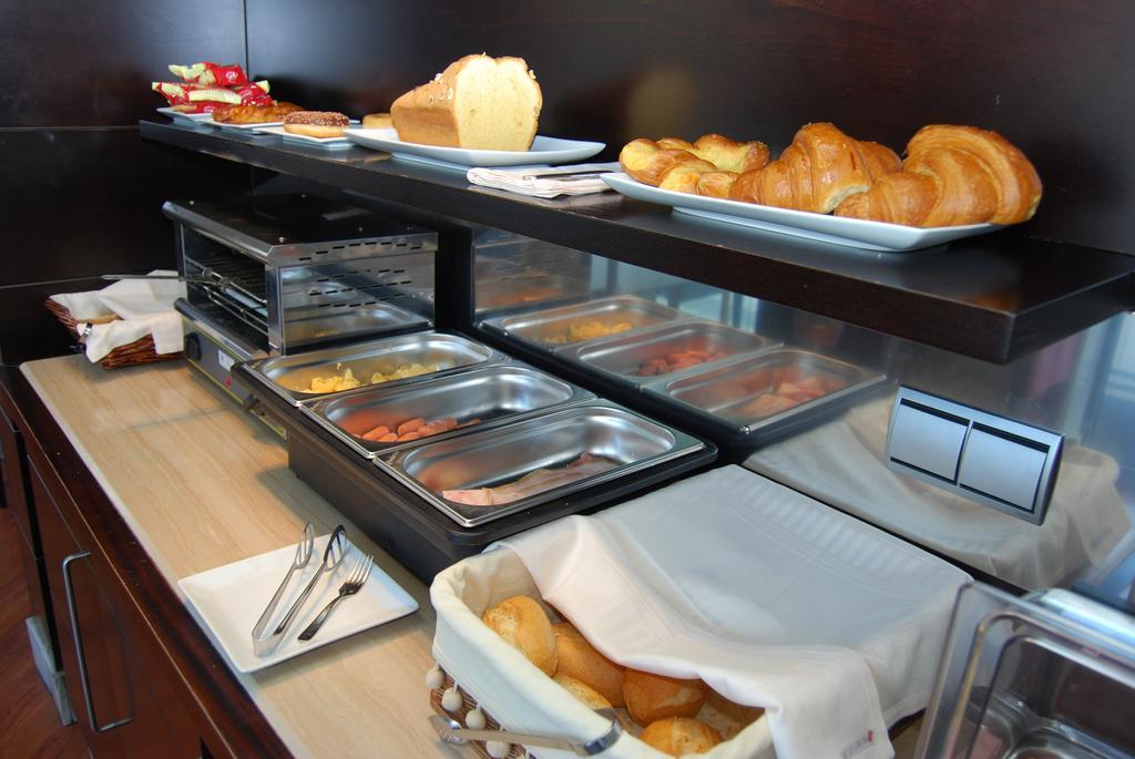 Hotel Mieres Del Camino ภายนอก รูปภาพ